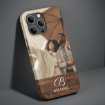 Monogramm Foto Holzkörner Holzkörner Personalisier Case-Mate iPhone Hülle<br><div class="desc">Monogram Foto Holzkörner Holzfaser Personalisiert Name iPhone Cases enthält Ihr Lieblings-Foto mit Ihrem personalisierten Namen und Monogramm auf einem hölzernen Akzent. Personalisieren Sie den Text durch Bearbeiten in den bereitgestellten Textfeldern. Entworfen von ©Evco Studio www.zazzle.com/store/evcostudio</div>