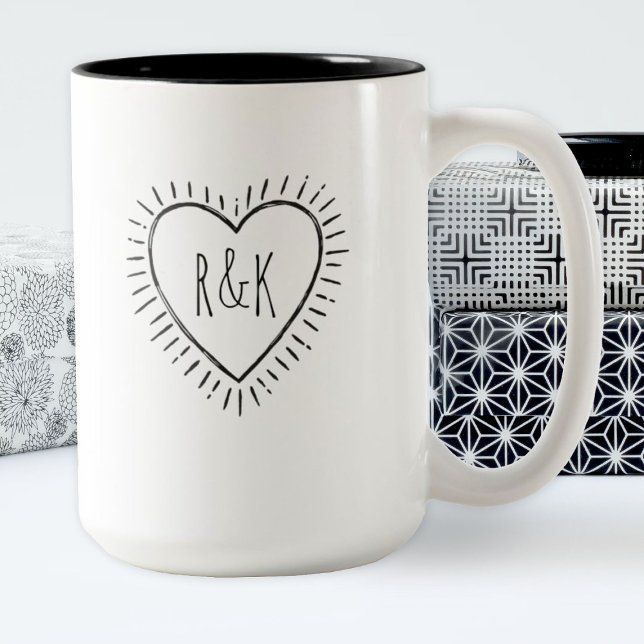 Monogramm frisch verheiratete Herzkaffee-Tasse Zweifarbige Tasse (a simple monogram heart. A fun Valentine's day gift)