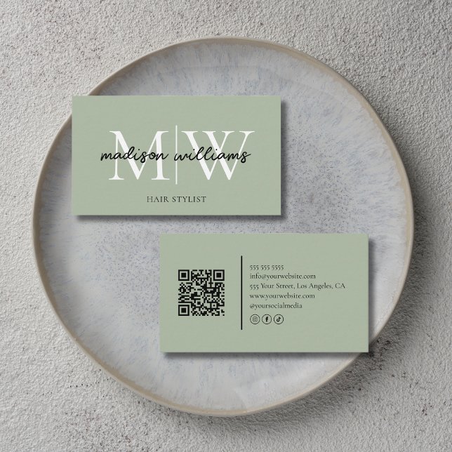 Monogramm Friseur QR Code Salbeigrün Visitenkarte (Monogram Hair Stylist QR Code Sage Green Business Card)