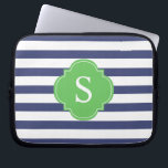 Monogramm für blaue und grüne Streifen Laptopschutzhülle<br><div class="desc">Moderne und schicke horizontale Streifen und Quatrefolienmonogramm-Design.</div>