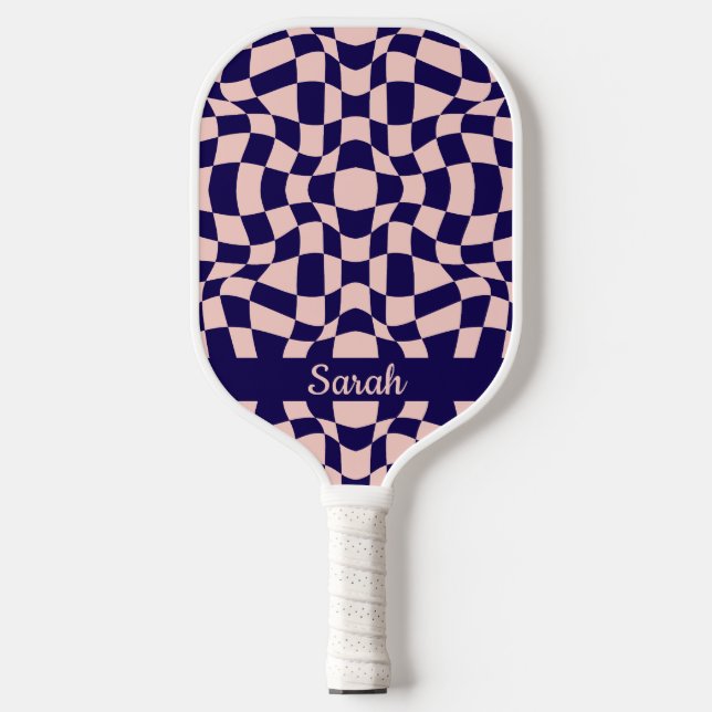 Monogramm für das blaue und rosa Wavy-Checkerboard Pickleball Schläger (Vorderseite)