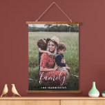 Monogramm für das Foto eines weißen Skripts<br><div class="desc">Erstellen Sie einen maßgeschneiderten Wandteppich,  um Ihre Familie zu feiern. "family" überlagert Ihr Foto in einem stilvollen weißen Skript mit Swashes. Fügen Sie Ihren Namen in einfacher weißer Typografie hinzu.</div>