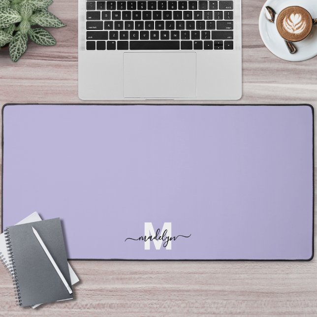 Monogramm für den lila Skriptnamen Schreibtischunterlage (Purple Script Name Monogram Desk Mat)