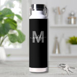 Monogramm für den Schwarz-weißen modernen Namen Trinkflasche<br><div class="desc">Erstellen Sie Ihre eigene Personalisierte moderne Schwarz-weiße Name Monogram Water Flasche. Diese niedliche und stilvolle Wasserflasche weist einen schwarzen Hintergrund mit einem fett grauen Initial auf, der durch einen fließenden weißen Skriptnamen für eine persönliche Touch auf beiden Seiten überragt wird. Ideal für Schüler, Lehrer, Gymnastiker und Fitness-Enthusiasten, ist es perfekt...</div>