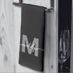 Monogramm für den Schwarz-weißen Namen Geschirrtuch<br><div class="desc">Personalisierte Custom Erstellen Sie Ihren eigenen Schwarz-weißen Anfangsnamen Monogram Küchentuch. Fügen Sie Ihrer Küche eine Touch Eleganz mit diesem mit Monogramm Handtuch hinzu. Es wurde für einen dreifach gefalteten Stil konzipiert und bietet einen fett grauen Initial und einen fließenden weißen Skriptnamen, der ein personalisiertes und raffiniertes Aussehen verleiht. Dieses Handtuch...</div>