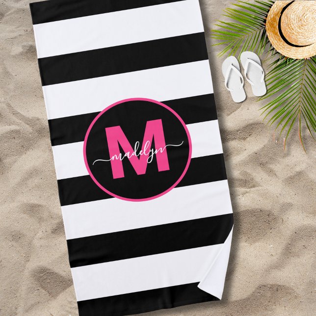 Monogramm für den Schwarz-weißen Streifen Hot Pink Strandtuch (Black White Stripe Hot Pink Name Monogram Beach Towel)