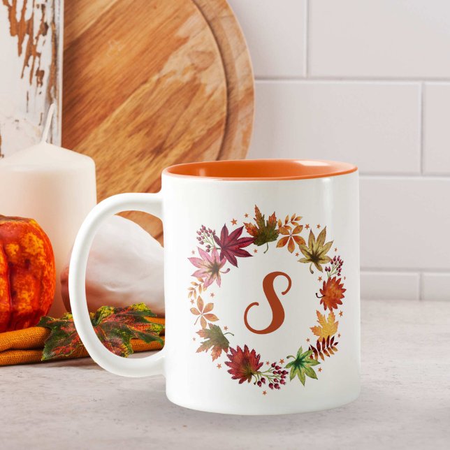 Monogramm für die Ernte im Herbst Zweifarbige Tasse (Autumn Harvest Falling Leaves Monogram Two-Tone Coffee Mug)