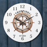 Monogramm für die Konstruktion von Schiffskatalysa Große Wanduhr<br><div class="desc">Monogram für die Konstruktion von Nautical Marine Boat Wheel Design Monogram Large Clock Personalisiert Familienname oder Monogramm und Jahr etablierte Nautical Marine Boat Wheel Design Monogram Large Clock in einem trendigen nautischen Stil mit arabischer numerischer Takt auf einem Boot-Rad Hintergrund Design. Das ideale Geschenk für Jungvermählte, Hochzeitsfeiern, Hausaufenthalte oder Großeltern,...</div>