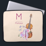 Monogramm für Geige, Ballettschuhe und Schmetterli Laptopschutzhülle<br><div class="desc">Ein Laptop-Ärmel mit einem weichen femininen Design. Illustriert mit einem Aquarellbild einer hölzernen Geige,  ein paar rosa Ballettschlappen,  die darauf stehen und mit Blume und Schmetterlingen geschmückt sind. Set auf einem pfirsichrosa Hintergrund. Personalisieren Sie das Programm mit einem Monogramm Initial und Name.</div>