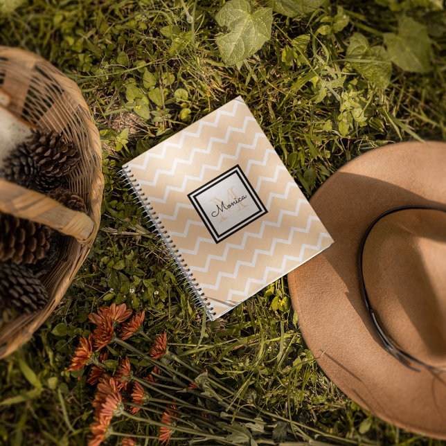 Monogramm für Girl-Pastel-Pfirsich Zickzack Notizblock (Von Creator hochgeladen)