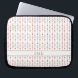 Monogramm für Girl-Rose-Gold-Foil-Tribal-Pfeile Laptopschutzhülle<br><div class="desc">Girly Rose Gold Foil Tribal Muster Monogram Laptop Sleeve. Einfach mit Text,  Schriftart und Farben anpassen. Erstellt von Zazzle pro Designer BK Thompson © exklusiv für Cedar und String; bitte kontaktieren Sie uns,  wenn Sie Hilfe beim Design benötigen.</div>