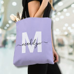 Monogramm für lila elgandische Skriptnamen<br><div class="desc">Personalisiert Girly Light Lila und White Trendy Modern Script Name Monogram Tote Bag. Mit dieser schicken und spielerischen Tasche verleihen Sie Ihrem Alltag eine weiche und feminine Touch. Mit einem lila Hintergrund und einem fett-weißen Initial (ohne Schimmer oder Folie), gepaart mit einem schlichten schwarzen Skriptnamen monogramm, verbindet diese Tasche mädchenhafte...</div>