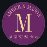 Monogramm für lila Hochzeiten und Goldhochzeiten Runder Aufkleber<br><div class="desc">Lila und goldene Monogramm Aufkleber mit Hochzeitstermin für Einladungen oder Favoriten. Personalisieren Sie wie gewünscht.</div>