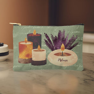 Monogramm für lila Wellness-Center-Kerzen und Lave Zubehörtasche