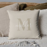 Monogramm für moderne Beige Familienname Kissen<br><div class="desc">Speziell konzipiertes Kissen mit personalisiertem Familiennamen Monogramm.</div>