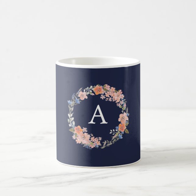 Monogramm für Navy und Peach Floral Wreath Tasse (Mittel)