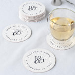 Monogramm für Navy und White Wedding Runder Pappuntersetzer<br><div class="desc">Einfache,  weiße Untersetzer für Ihre Hochzeitscocktail-Stunde oder Ihren Empfang bieten Ihre Initialen,  die in einem Monogramm-Design gearbeitet haben,  zusammen mit einem dekorativen Skript-Ampersand in reich marineblau. Ihre Namen und Ihr Hochzeitstermin erscheinen in schwarzer Schrift,  rund um die Außenseite gebogen. Entworfen,  um mit unserer Ampersand Monogram Hochzeitskollektion zu koordinieren.</div>