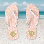 Monogramm für Peach und Gold Arrows Flip Flops<br><div class="desc">Maßgeschneiderte,  bedruckte Flop-Sandalen mit einem trendigen Pfeilmuster und einem eigenen Monogramm oder einem anderen Text in einem Kreis-Rahmen. Klicken Sie auf Anpassen,  um Schriftart und Farben zu ändern oder eigene Bilder hinzuzufügen,  um ein einzigartiges Design zu erstellen!</div>