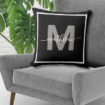 Monogramm für personalisierte Schwarz-weiße Famili Kissen<br><div class="desc">Monogram-Wurfkissen mit personalisiertem Schwarz-Weiß-Anfangsnamen. Dieses elegante Monogramm-Kissen verbindet einen modernen minimalistischen, sauberen und einfachen Stil mit einem eleganten und dennoch trendigen Ambiente und macht es zu einem vielseitigen Akzent. Der schlichte, weiße Rahmen rund um das Monogramm sorgt für eine elegante Touch. Mit einem fett grauen Einstieg auf einen schwarzen Hintergrund...</div>