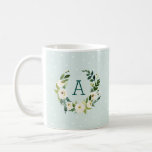 Monogramm für süße Grünkleider und Minzpunkte Kaffeetasse<br><div class="desc">Individuell mit Monogramm Kaffee-Tasse personalisiert mit Ihrem ersten oder anderen Text. Dieses inspirierte Bauernhaus besticht durch einen farbenfrohen Kranz aus Grün und weißen Blume auf einem Pollka-Punkt-Hintergrund. Fügen Sie den Buchstaben des Monogramms in den botanischen Rahmen ein. Verwenden Sie die Designtools, um eine beliebige Hintergrundfarbe auszuwählen, Textfarben und Schriftart zu...</div>