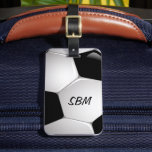 Monogramm Fußball-Fußball-Ball Gepäckanhänger<br><div class="desc">Eine großartige Fußball-Sportgestaltung mit einem nah aufgenommenen Fußball-Bild mit individualisierbarem Text für Ihre Monogramm-Initialen. Ideal für Fußballfans oder Fußballspieler. Andere Farbkombinationen sind in unserem Shop erhältlich und wir freuen uns auf Ihre individuellen Wünsche. Bitte kontaktieren Sie uns vor dem Kauf über unseren Geschenkartikelladen.</div>