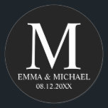 Monogramm-Gastgeschenk Hochzeit in Schwarz und Wei Runder Aufkleber<br><div class="desc">Ein modernes,  elegantes Design in Schwarz/Weiß mit Monogramm,  Name und Datum im beruflichen Schriftart-Stil auf schwarzem Hintergrund.</div>