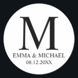 Monogramm-Gastgeschenk Hochzeit in Schwarz und Wei Runder Aufkleber<br><div class="desc">Schwarz-Weiß,  modernes,  elegantes Design mit Monogramm,  Namen und Datum im beruflichen Schwarz-Schriftart-Stil auf weißem Hintergrund.</div>