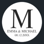 Monogramm-Gastgeschenk Hochzeit in Schwarz und Wei Runder Aufkleber<br><div class="desc">Schwarz-Weiß,  modernes,  elegantes Design mit Monogramm,  Namen und Datum im beruflichen Schwarz-Schriftart-Stil auf weißem Hintergrund.</div>