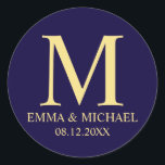 Monogramm-Gastgeschenk Hochzeit mit Navy Blue und  Runder Aufkleber<br><div class="desc">Ein modernes,  elegantes Design in marineblau und goldblau mit Monogramm,  Namen und Datum im beruflichen Schriftart-Stil auf marineblau-blauem Hintergrund. Bitte beachten Sie,  dass es sich bei der auf dem Produkt abgebildeten Goldfolie um einen gedruckten Effekt und nicht um eine echte Goldfolie handelt.</div>