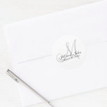 Monogramm-Gastgeschenk Hochzeit Runder Aufkleber<br><div class="desc">Monogram Wedding Initial Bride Groom Gunst Sticker oder für Hochzeitseinladungen Umschlag Aufkleber. Vollständig anpassbar. Elke Clarke©2009 com Hier sind einige weitere beliebte Designs der Monogram Gallery!</div>