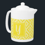 Monogramm Gelbes Drei-Tonen-Diamant-Muster<br><div class="desc">Tee in dieser Monogram-Gelben Drei-Tone-Diamant-Muster-Teekanne. Es zeichnet sich durch ein geometrisches Diamantenmuster in drei Gelbtönen aus,  mit einem hellgelben Initial an einem dunkelgelben Quadrat. Personalisieren Sie es mit Ihrem ersten. Eine tolle Geschenkidee für den Teeliebhaber in Ihrem Leben.</div>