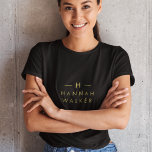 Monogramm Gold | Elegant Minimalistisch Classy Bla T-Shirt<br><div class="desc">Ein einfaches,  individuelles Monogramm-Design in einer modernen,  goldenen Typografie. Die Monogramm-Initialen und der Name können zusammen mit der Feature-Zeile leicht personalisiert werden,  um ein Design so einzigartig wie Sie sind zu machen! Das perfekte Geschenk oder Accessoire für jeden Anlass.</div>