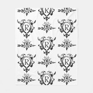 Monogramm-Gotik-Herz-und-Pfeilmuster Fleecedecke
