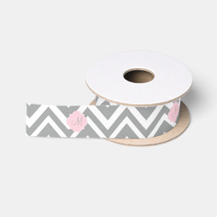 Monogramm grau und weiß Zickzack mit Pastellrosa Satinband