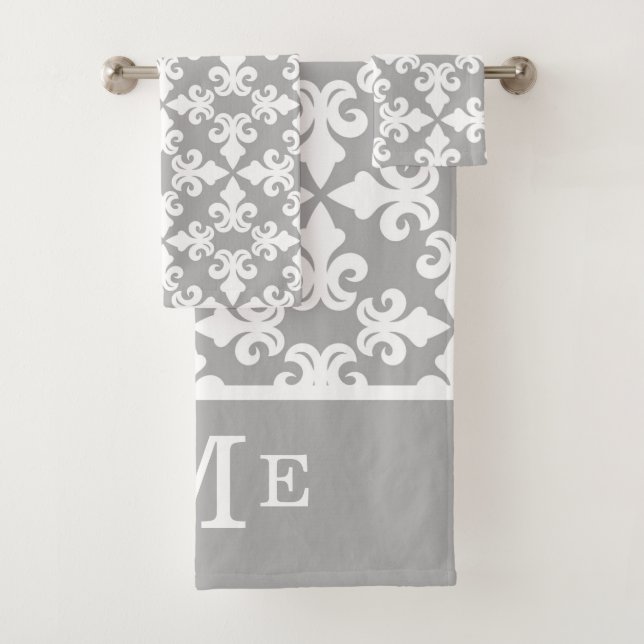 Monogramm Grau-weiße Fleur-de-lis | Bearbeitbar Badhandtuch Set (Insitu)