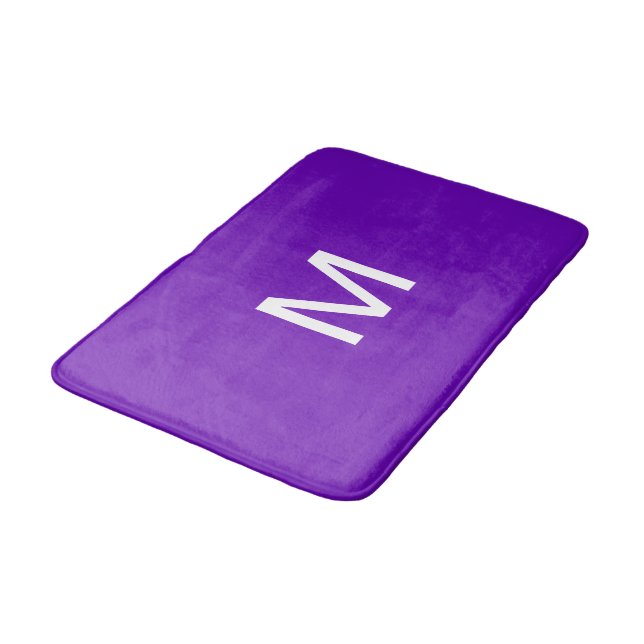 Monogramm hellviolett weiß  badematte (Schrägansicht)