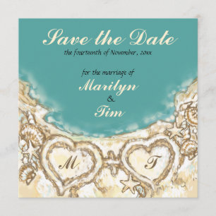 Monogramm-Herzen auf dem Strand Save the Date