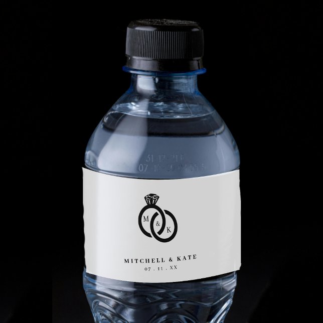 Monogramm-Hochzeit mit weißem und schwarzem Diaman Wasserflaschenetikett (White & Black Diamond Ring Monogram Wedding Water Bottle Label)