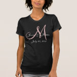 Monogramm-Hochzeits-Mitteilungs-rosa u. weißer T - T-Shirt<br><div class="desc">Monogramm-Hochzeits-Mitteilungs-eleganter T - Shirt. Kleine aber elegante Weise,  Ihre Hochzeit mit Ihrer Initiale,  Namen und Datum in der obersten links Ecke des Shirts zu dokumentieren. Sie können die Farben auswählen und selbstverständlich,  mit Ihrer persönlichen Information besonders anzufertigen.</div>