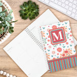 Monogramm Hübsch rosafarbenes Muster Planer<br><div class="desc">Hübscher floraler Pink Stripe Planner - Dieser lustige, inspirierende Girlie-Planer ist perfekt für jeden, der will, mit den täglichen Aktivitäten, Treffen etc. des Lebens bleibe. Eine tolle Geschenkidee für jeden, von Kindern bis hin zu Erwachsenen. Fügen Sie eine Initiale vorne und den Namen auf der Rückseite ein. Für eine tägliche...</div>