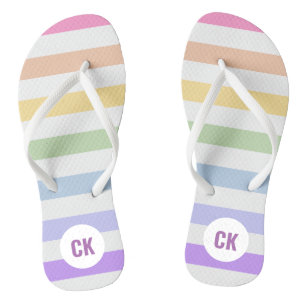 Monogramm in der weiß-Circle-Pastel-Rainbow-Streif Flip Flops