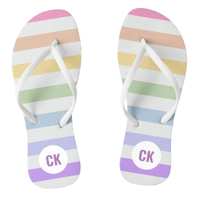 Monogramm in der weiß-Circle-Pastel-Rainbow-Streif Flip Flops (Fußbett)