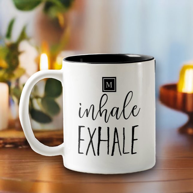 Monogramm Inhalieren Exhale Inspiration Zitat Zweifarbige Tasse (Inspire your day with this inhale-exhale typography-inspired design featuring a monogram square)