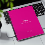 Monogramm Initial Modern Bright Pink Planer<br><div class="desc">Ein klassischer monogramm hellrosa Planer. Dieser Planer enthält einen klassischen Text in Monogramm mit der Möglichkeit,  Ihren Namen und das Jahr hinzuzufügen. Der gesamte Text ist anpassbar und kann durch einen beliebigen Text ersetzt werden.</div>