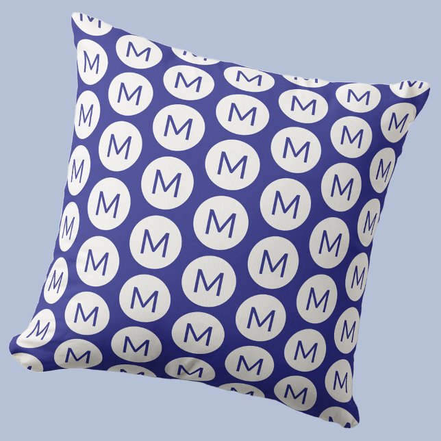 Monogramm Initial Spot Muster Personalisiert blau Kissen (Polka dot spot pattern modern monogram initial personalized pillow In blue and white)