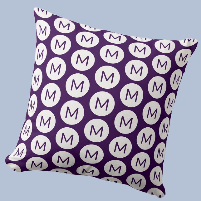 Monogramm Initial Spot Muster Personalisiert Plum Kissen (Polka dot spot pattern modern monogram initial personalized pillow In dark plum purple and white)