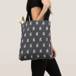 Monogramm Initialbrief Schwarz-weiß Retro Gefallen<br><div class="desc">Diese stilvolle Tasche ist mit Ihrem ersten,  Monogramm oder sogar Lieblingstitel in schwarz-weißer Retro-Typografie ausgestattet. Tolle Geschenkidee!</div>