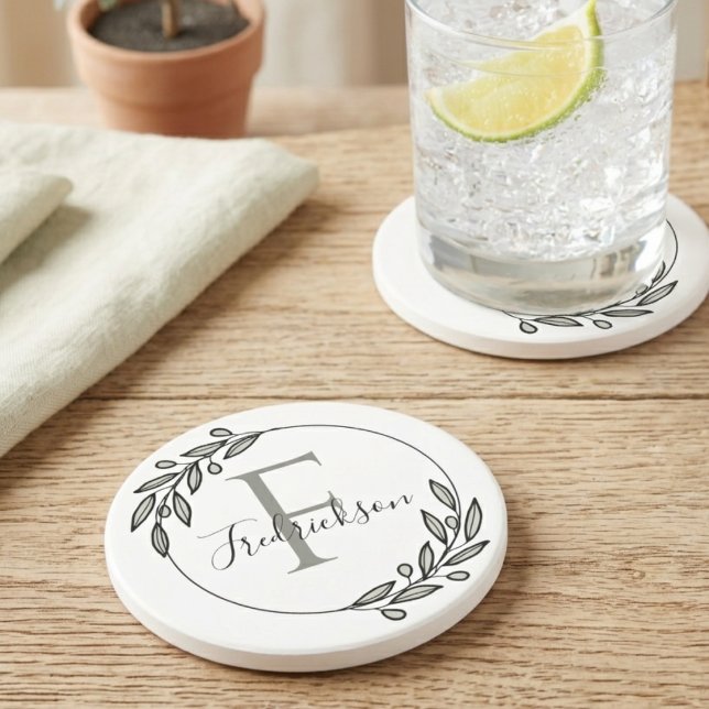 Monogramm Initiale Olivenzweig-Kranz Nordic Minima Getränkeuntersetzer (Minimalist monogram coaster with an olive wreath, perfect for a sophisticated housewarming gift.)