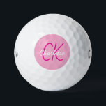 Monogramm-Initialen mit rosa Namen Golfball<br><div class="desc">Rosa Hintergrundfarbe,  rosa und weißer Text. Personalisieren Sie Ihre Monogramm-Initialen und Ihren Namen und fügen Sie sie hinzu. Der Name ist mit einem modernen handgeschriebenen Stilskript geschrieben.</div>