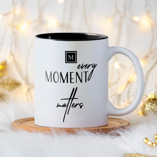 Monogramm: Jeder Augenblick zählt Zweifarbige Tasse (Every moment matters motivational quote monogram mug. Simple typography design for a fun gift idea.)